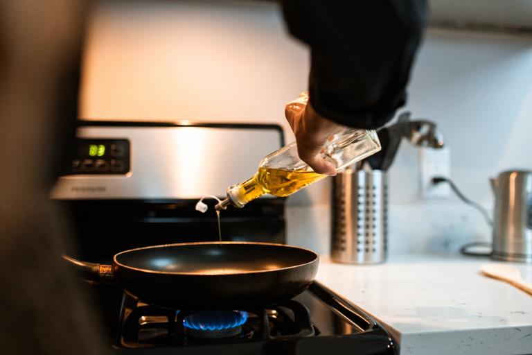 Pouring oil on the pre-heated skillet